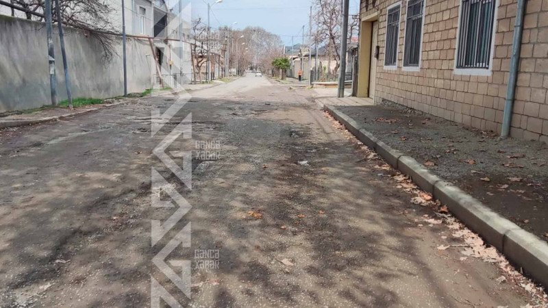 Şəhərin bir sıra ərazilərində asfalt örtüyü mövcud deyil