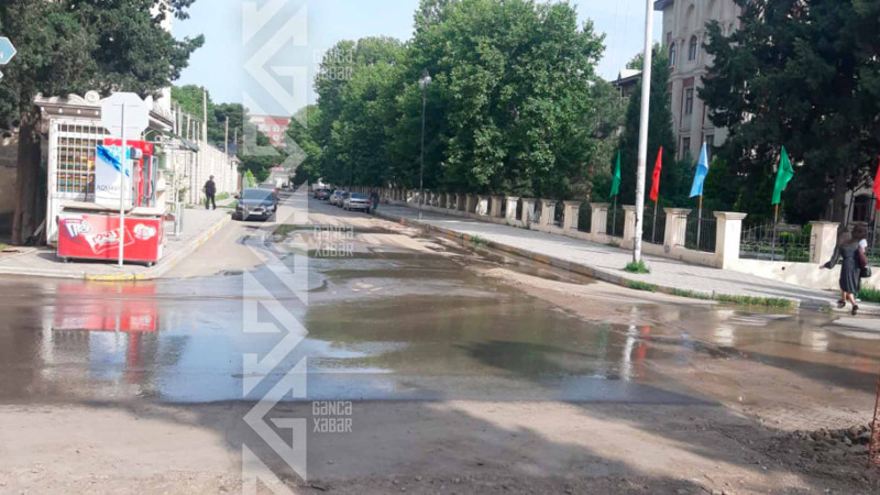 Şəhər ərazisində yeraltı su xətti partlayıb