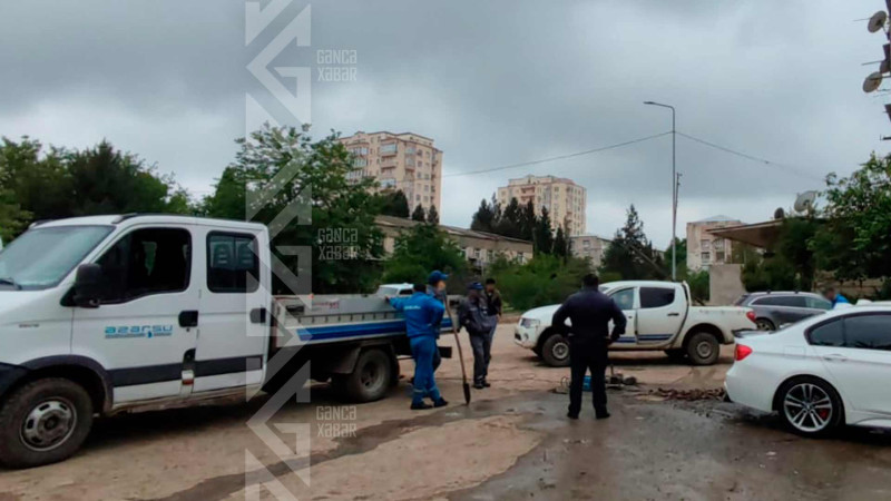 Bir neçə gün öncə partlamış boru təmir olunur