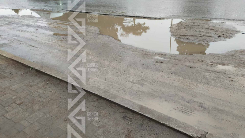 Şəhərin üç yerində yolun bir hissəsi yararsız hala düşüb