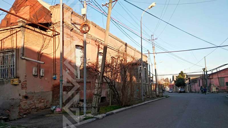 Bir sıra küçələrdə dirəklər təhlükə yaradır