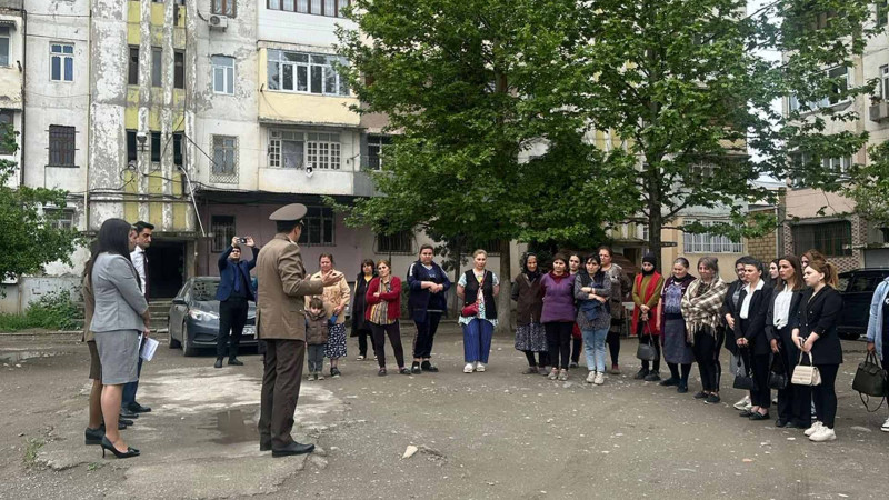 FHN-in əməkdaşları sakinləri maarifləndiriblər