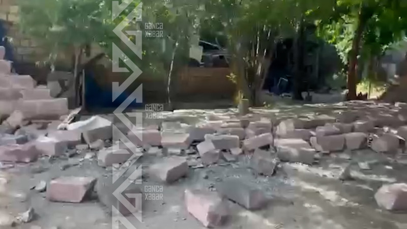 Güclü külək yataqxananın yaxınlığında divarı aşırıb