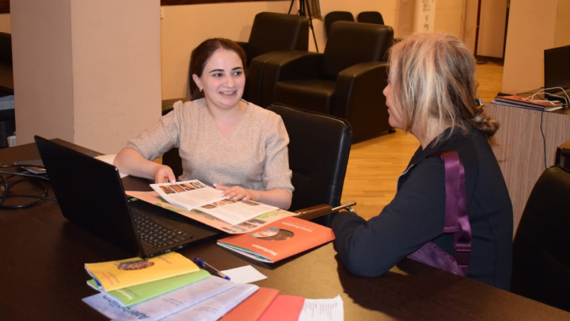 Filippinli turist şəhərimiz haqqında maarifləndirilib