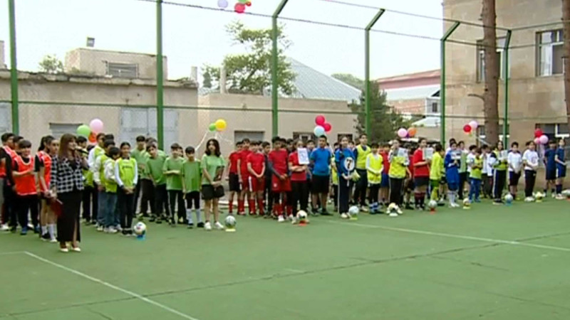 Məktəblərin birində minifutbol yarışı başlanılıb