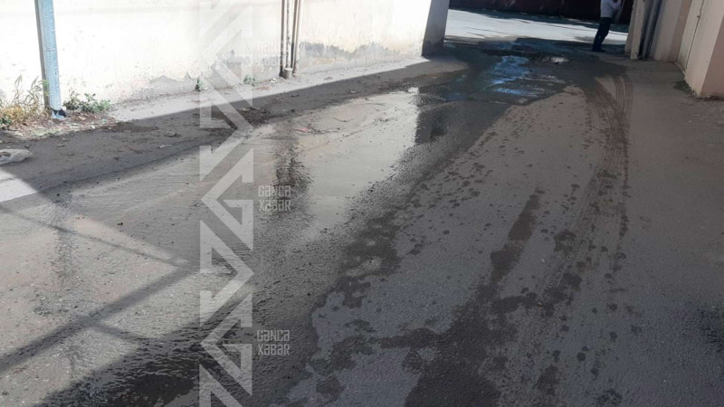 Təbriz küçəsində yeraltı su borusu partlayıb