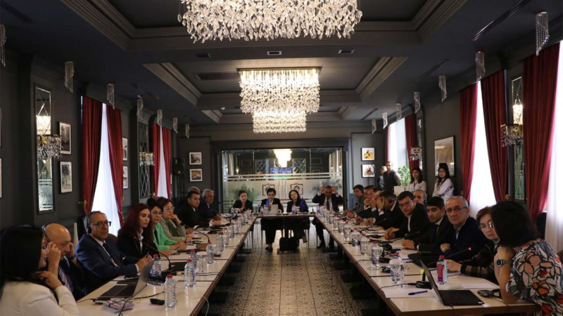 “Təmiz ətraf mühit və yaşıl artım ölkəsi” müzakirə olunub