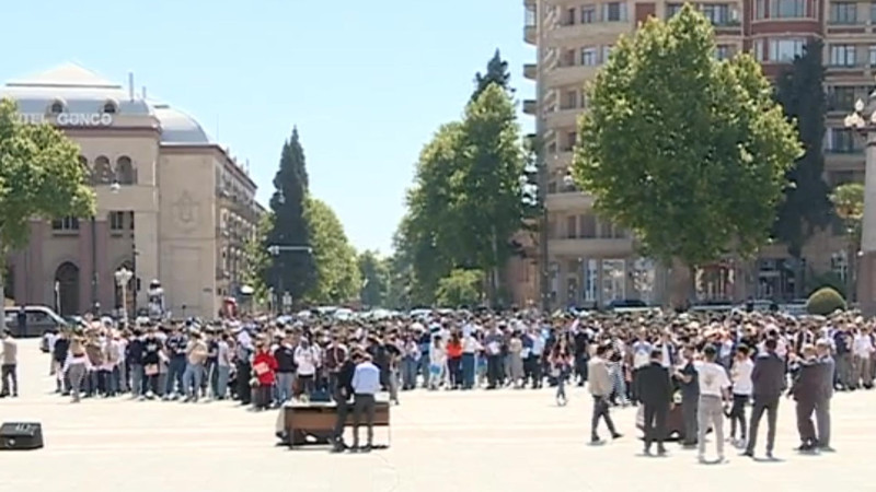 Tələbələr fləşmob edərək Yer kürəsinin şəklini canlandırıblar