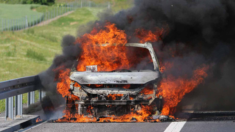 Mercedes markalı minik avtomobili alışıb
