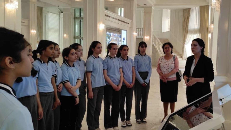 Məktəblilər və körpələr Heydər Əliyev Mərkəzinə ekskursiyaya yollanıblar