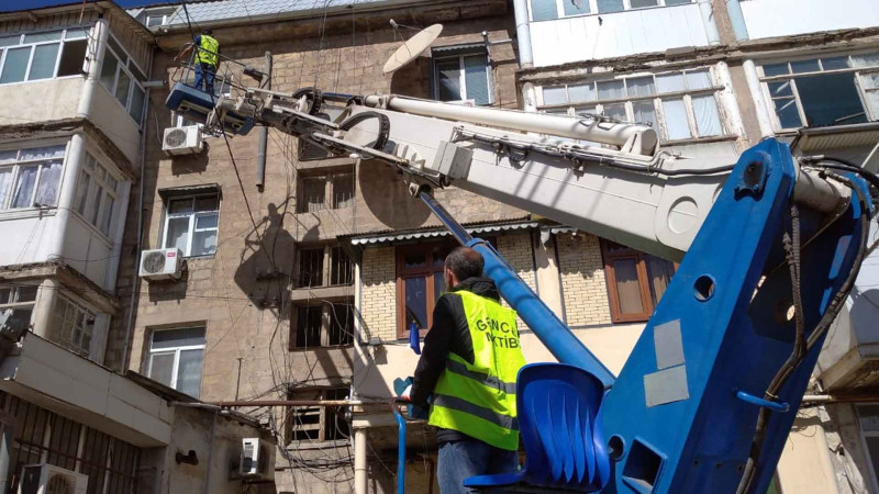 Yağışın yararsız hala saldığı dam örtükləri təmir olunur