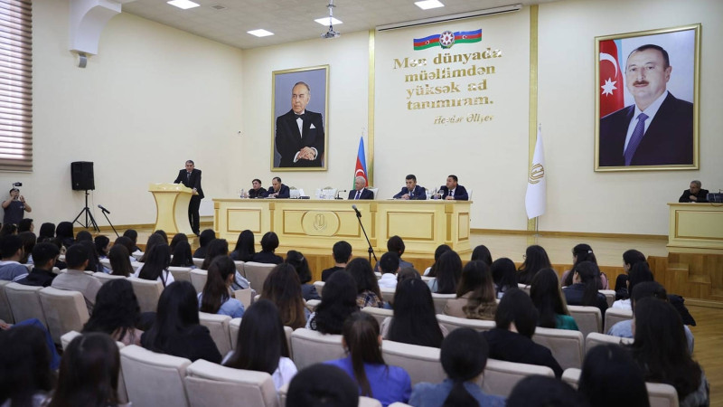 GDU-nun rektoru tələbələrlə görüşüb