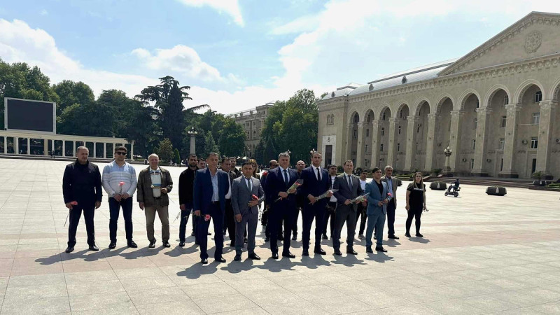 Ümummilli liderin mərkəzi meydandakı abidəsi ziyarət olunub