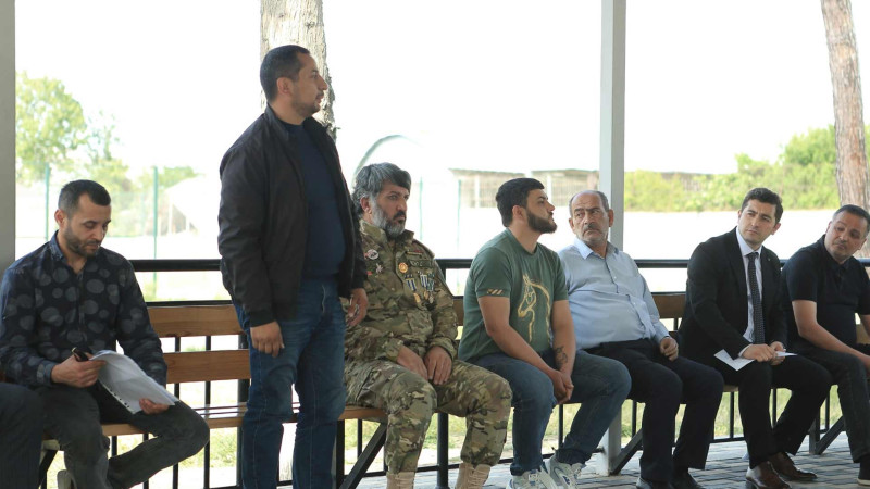 Şəhər rəhbəri açıq havada sakinlərlə görüşüb