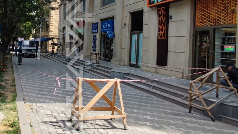 Onmərtəbəli binanın fasadından aqlay parçaları tökülür