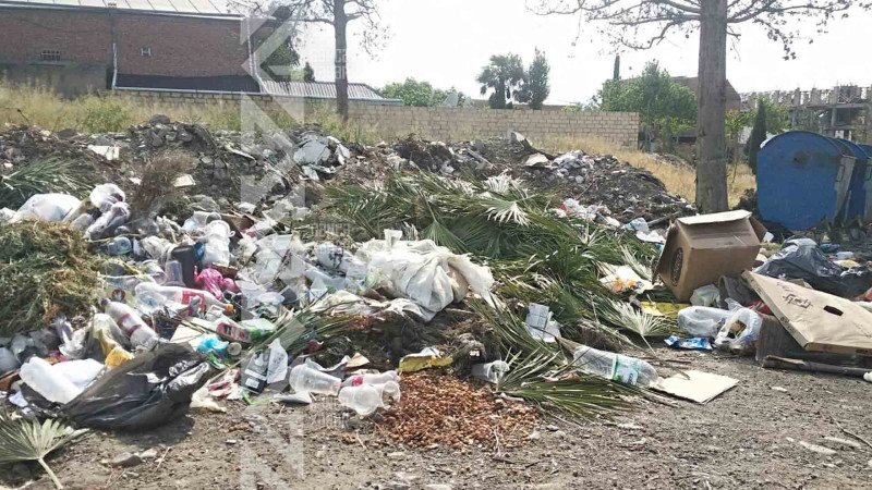 Şəhərin iki küçəsində tullantılar qutuya yox, yerə atılır