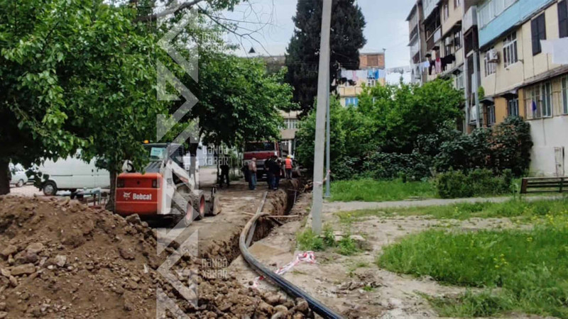 Şota Rustaveli küçəsinə yeni su və kanalizasiya boruları çəkilir