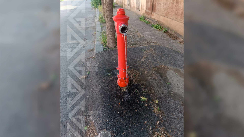 Şəhərdə yanğınsöndürən hidrantdan su axır