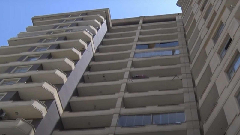 Tələbə qız özünü binadan ataraq intihar edib