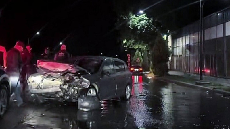 İki avtomobil toqquşub: üç nəfər yaralanıb