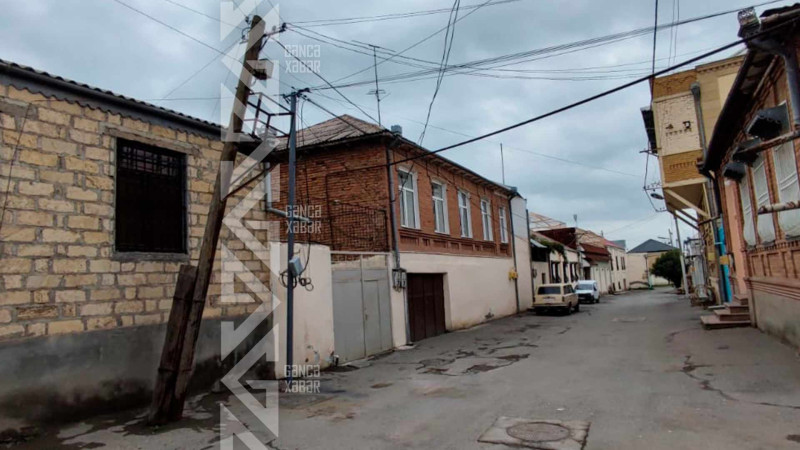 Bir sıra küçələrdə dirəklər qəzalı vəziyyətdədir