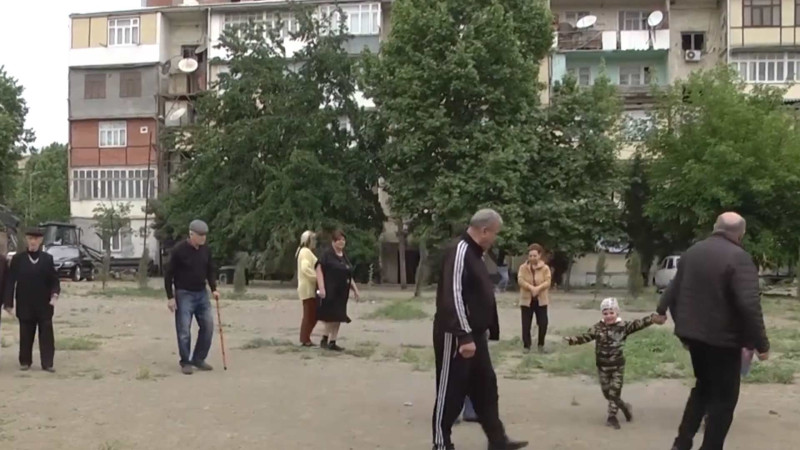 Mahrasa bağının sakinləri məhəllələrinin abadlaşdırılmasını istəyirlər