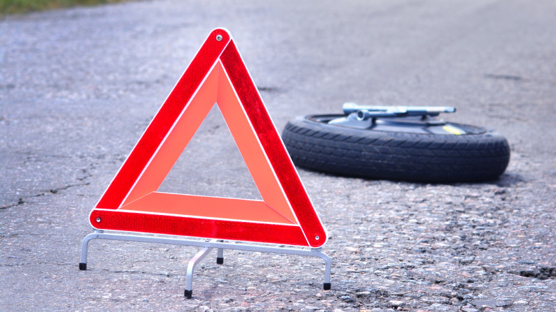 Motosikletçi divara çarpılıb