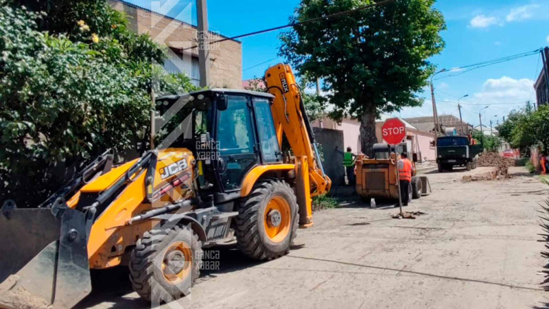 Növbəti küçəyə su və kanalizasiya sistemləri çəkilir