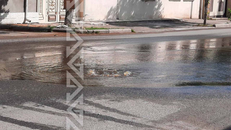 Küçələrin birində kanalizasiya quyusu daşır