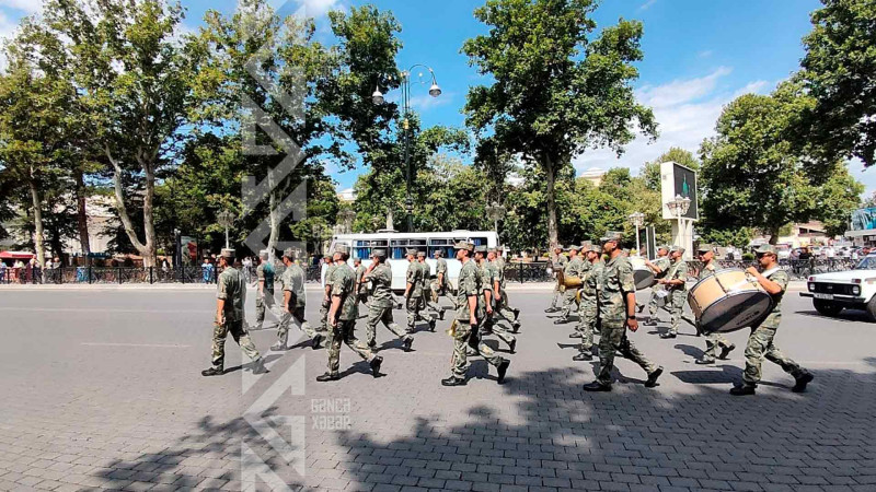 Şəhərin müxtəlif ərazilərində hərbçilərin yürüşü olub