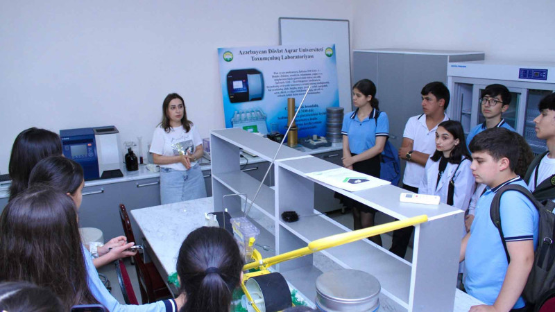 Şagirdlər ADAU-ya ekskursiyaya gediblər