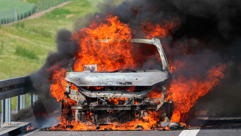 Şəhər ərazisində avtomobil yanıb