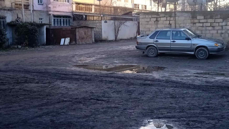 Sakinlər yollarının asfaltsız olmasından əziyyət çəkirlər
