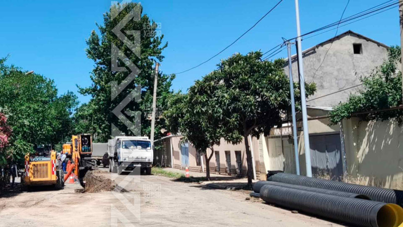 Küçələrin birinə su və kanalizasiya sistemləri çəkilir