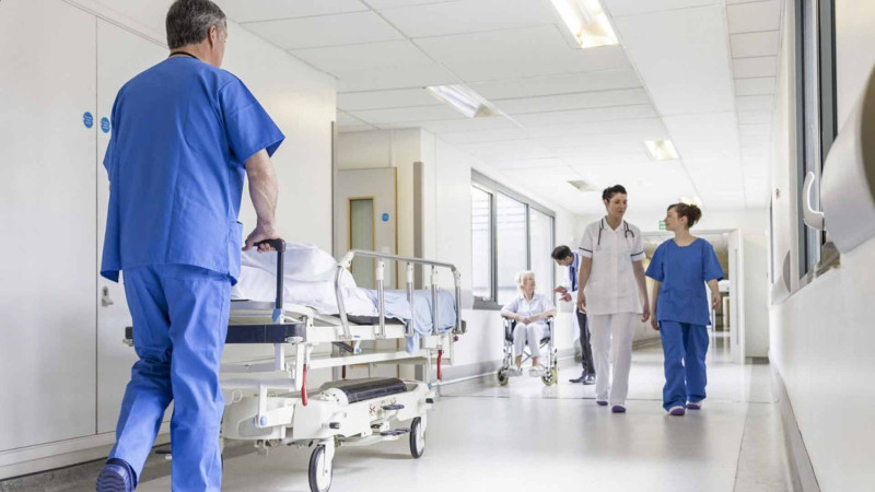 Gənc oğlan benzinlə dolu qabı yandırıb, insanların üstünə atıb