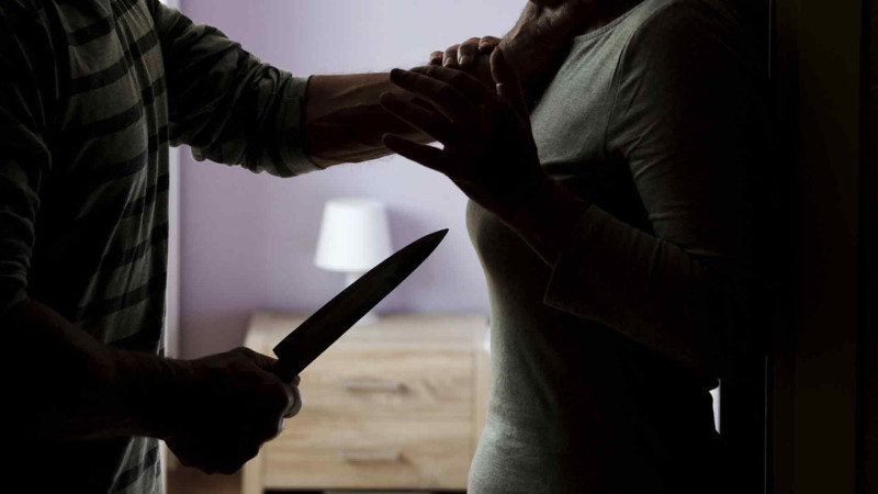 Masaj etdirdiyi qadına bıçaqla xəsarət yetirib