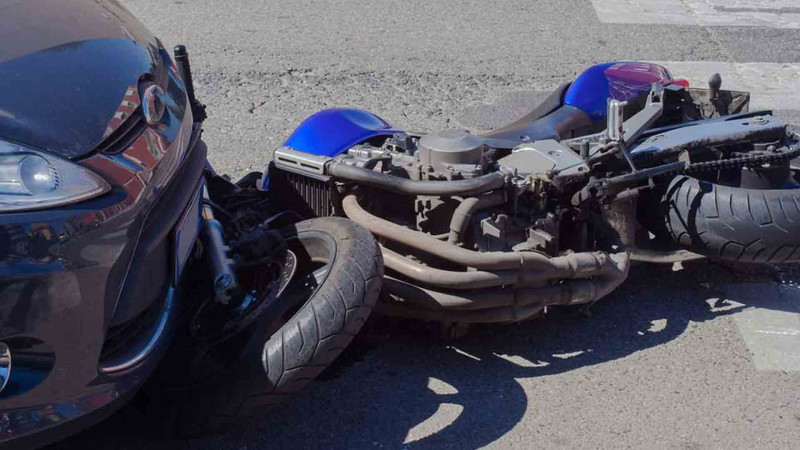 Minik avtomobili ilə motosiklet toqquşub