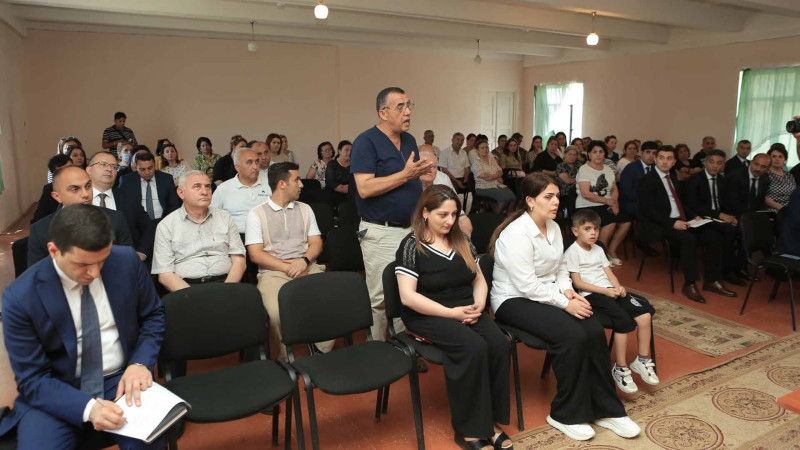 Şəhər başçısı sakinlərlə görüşüb