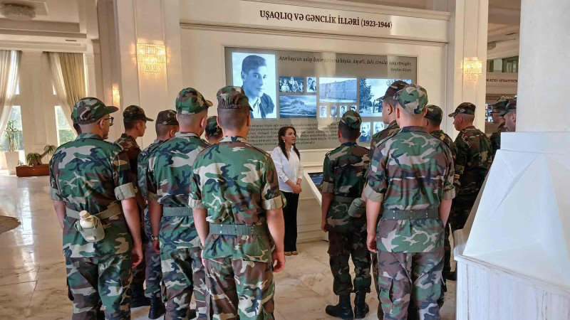 Əsgərlər Heydər Əliyev Mərkəzinə ekskursiyaya gediblər