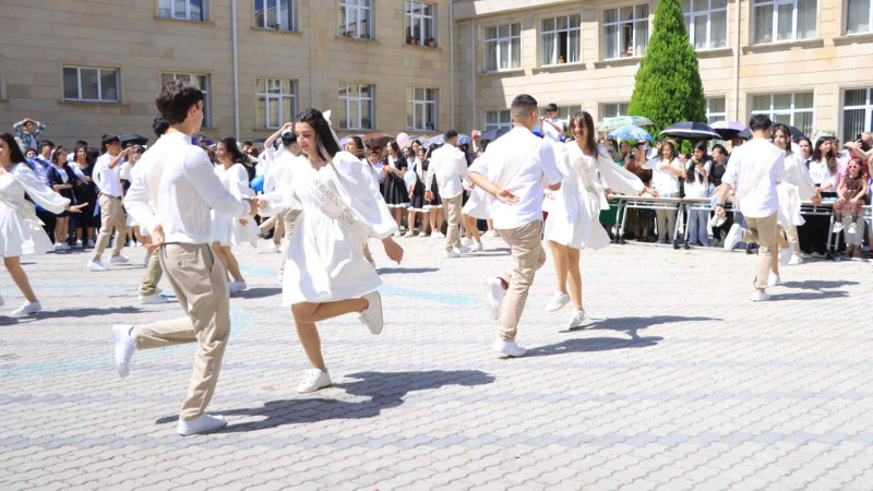 Bu gün məktəblərdə son zəng çalınıb