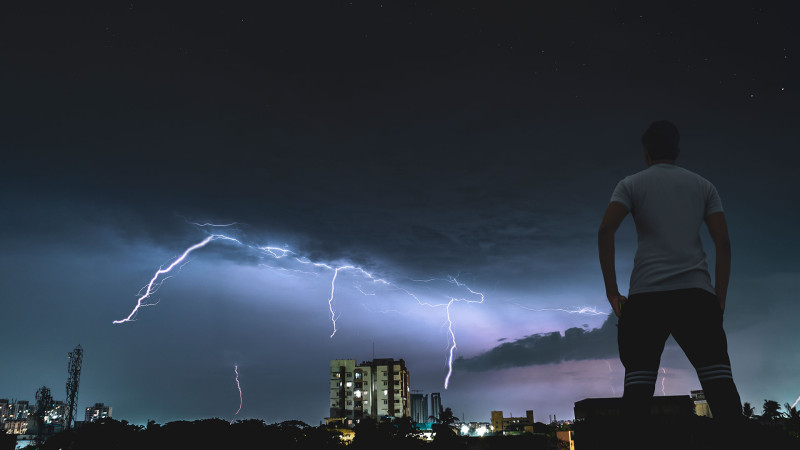 24 yaşlı oğlanı ildırım vurub