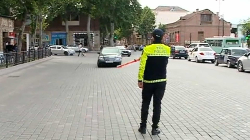 Polis əməkdaşları yollarda reyd keçirir