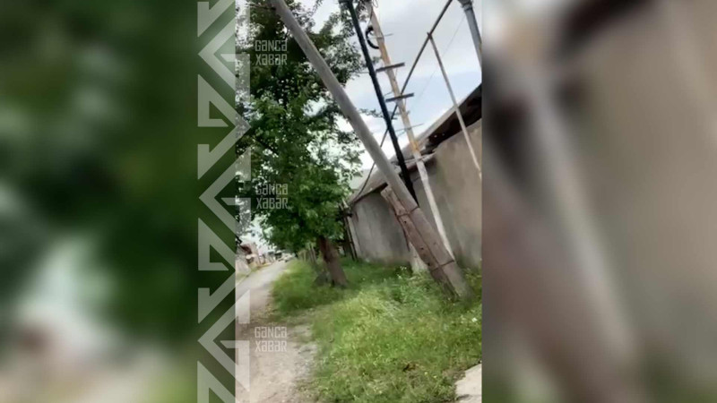 Bir sıra küçələrdə dirəklər qəzalı vəziyyətdədir