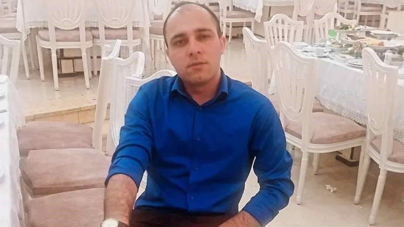 Məhkəmə hakiminin köməkçisi qadına görə bıçaqlanıb