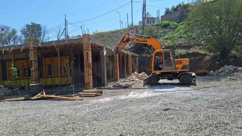 İki küçənin kəsişməsində qanunsuz tikinti aşkarlanıb