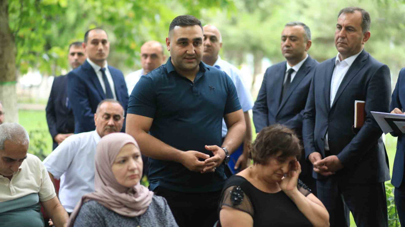 Şəhər başçısı sakinlərin müraciətlərini dinləyib