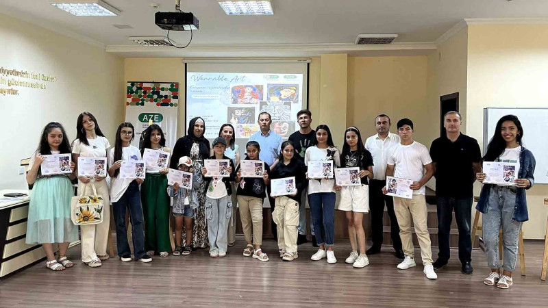 İlk dəfə olaraq, geyim üzərində rəsm sərgisi keçirilib