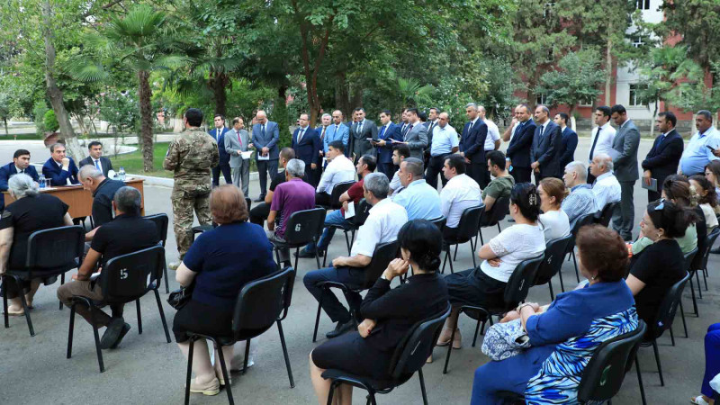 Şəhər rəhbəri sakinlərin müraciətlərini dinləyib