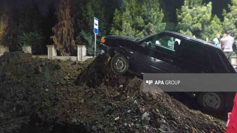 VAZ-21015 markalı maşın torpaq təpəyə çarpılıb