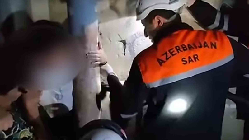 9 yaşlı uşağın ayağı binanın divarı ilə metal boru arasında qalıb